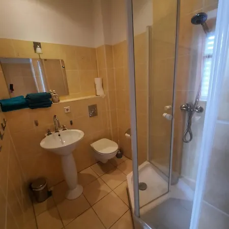 Fewo2-1 Zim Apart-5 Bett-kueche-dusche Wc-parkplatz Berlin