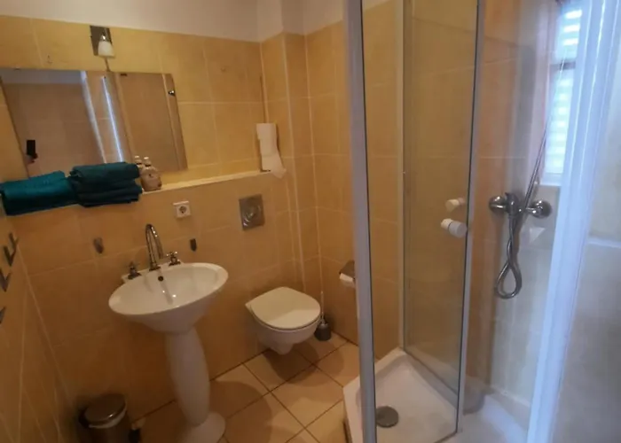 Fewo2-1 Zim Apart-5 Bett-kueche-dusche Wc-parkplatz ברלין